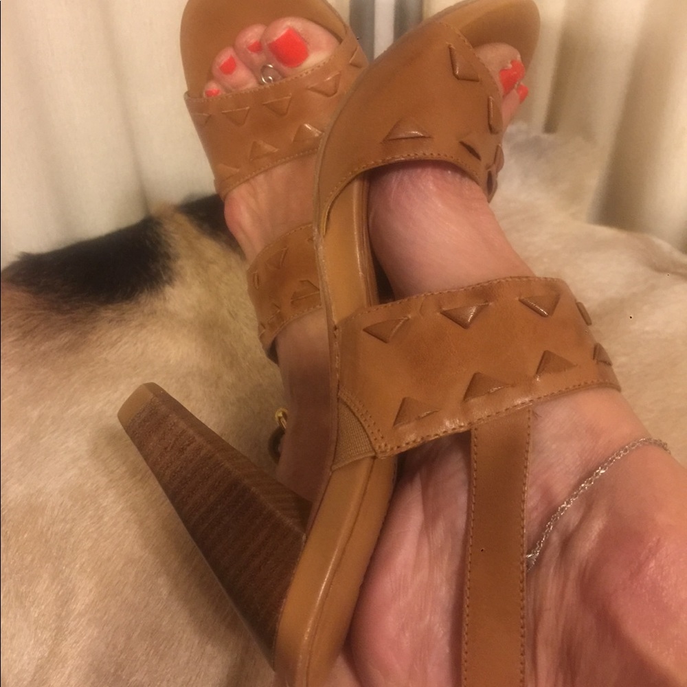 NWOT Antonio Melani Kennal heels.